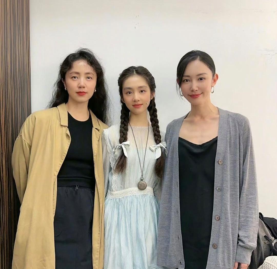 黄磊大女儿多多和何炅一起演话剧，她真的太漂亮了，比妈妈孙莉年轻时还要好看，颜值吊