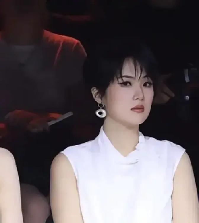 我有种预感，姚安娜应该很难再找对象了。她长得漂亮，气质大方，不靠花里胡哨招摇