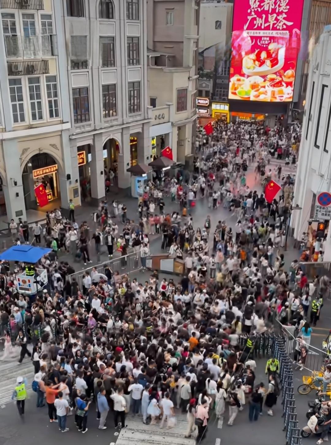 实拍广州北京路“疯”啦！人山人海的，为了外省朋友，广州人太多五一假期坚持不出门。