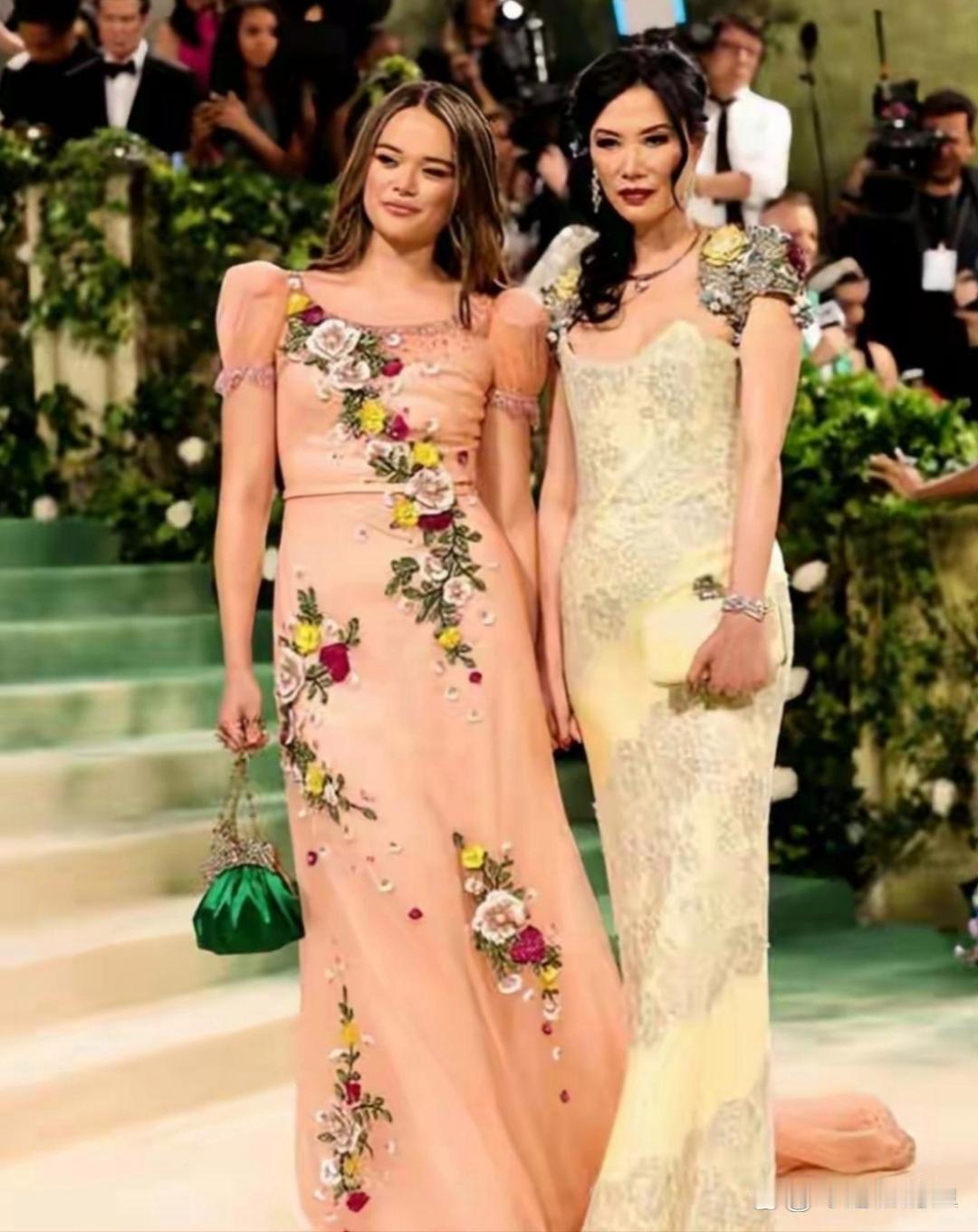 邓文迪带大女儿走红毯。邓文迪面相好凶，女儿却乖巧可爱。