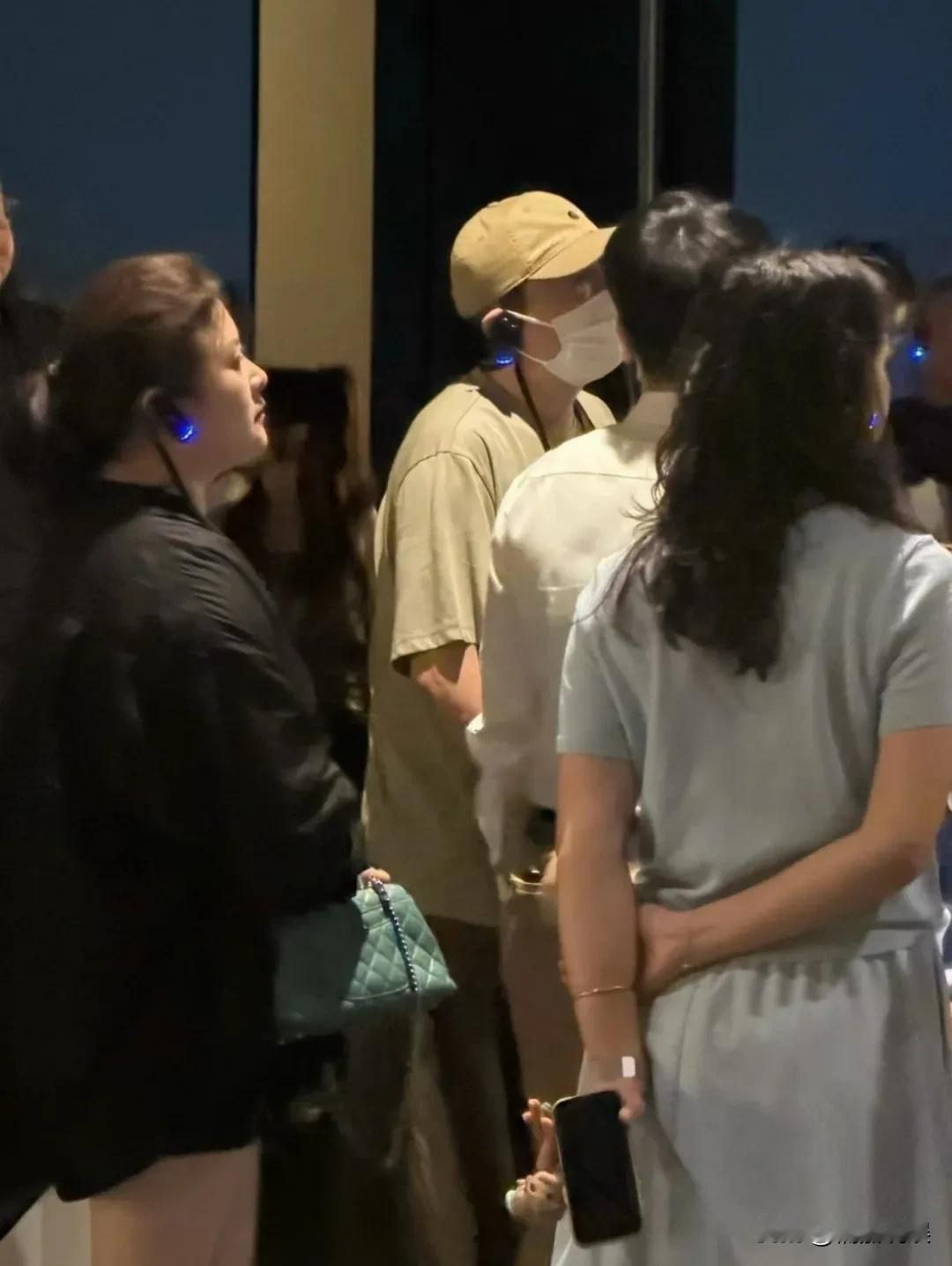 沈腾和妻子王琦，一起现身成都三星堆博物馆游玩，一同现身的还有沈腾的父母。沈腾全
