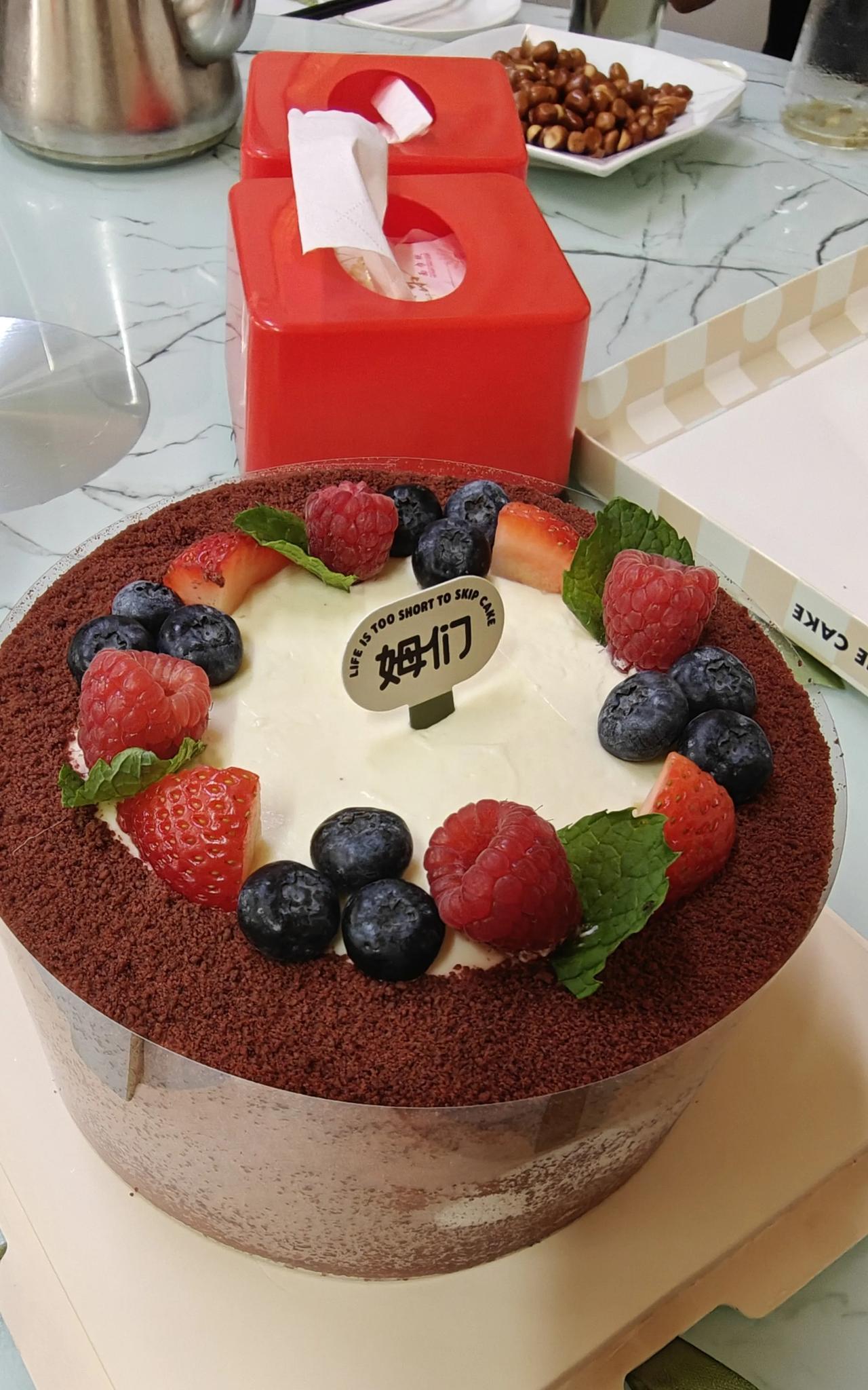 周末全家人一起吃过饭，回家休息了一会儿，大家就各自回家去了。我送老妈回家，老妈