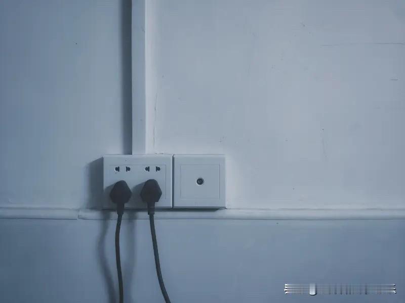 AI的命门，最缺的不是芯片，是电大家都在抢芯片抢算力，但马斯克最焦虑的是电。训