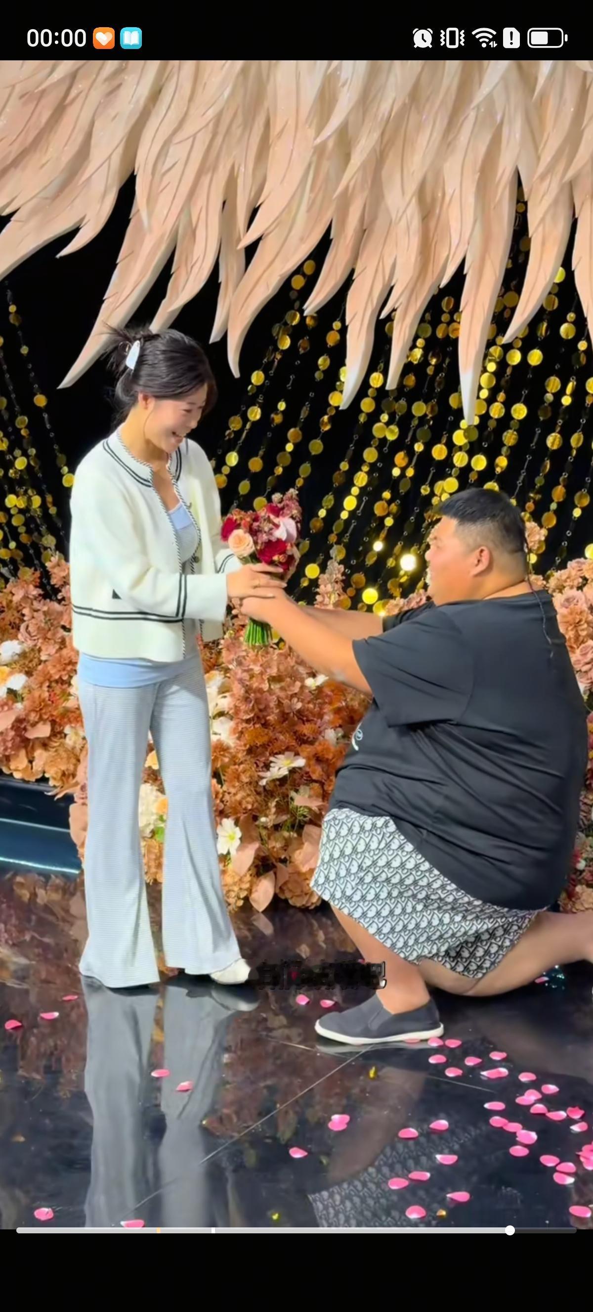 良子拿到了国华哥家新嫂子的捧花后一脸羞涩的当众向娟子求婚了。年收入300万，身高