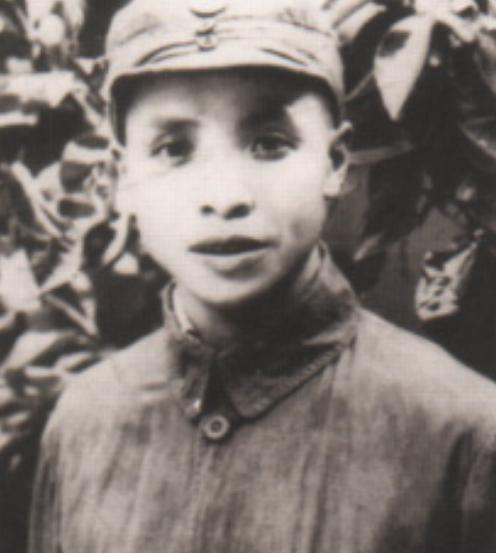 他是正兵团级将领，因故未参加授衔，后任五省书记，两任军区政委“1961年7月