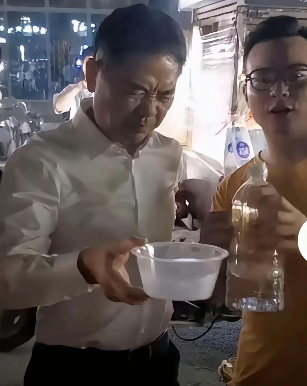 大佬装装样子去吃路边摊这事不新鲜，但敢喝散搂子的刘强东是第一人。这种散装白酒