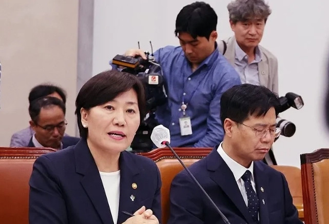 韩国总统李在明留任前总统尹锡悦任命的宋美玲为农林畜产食品部长韩国国会近期因宋美