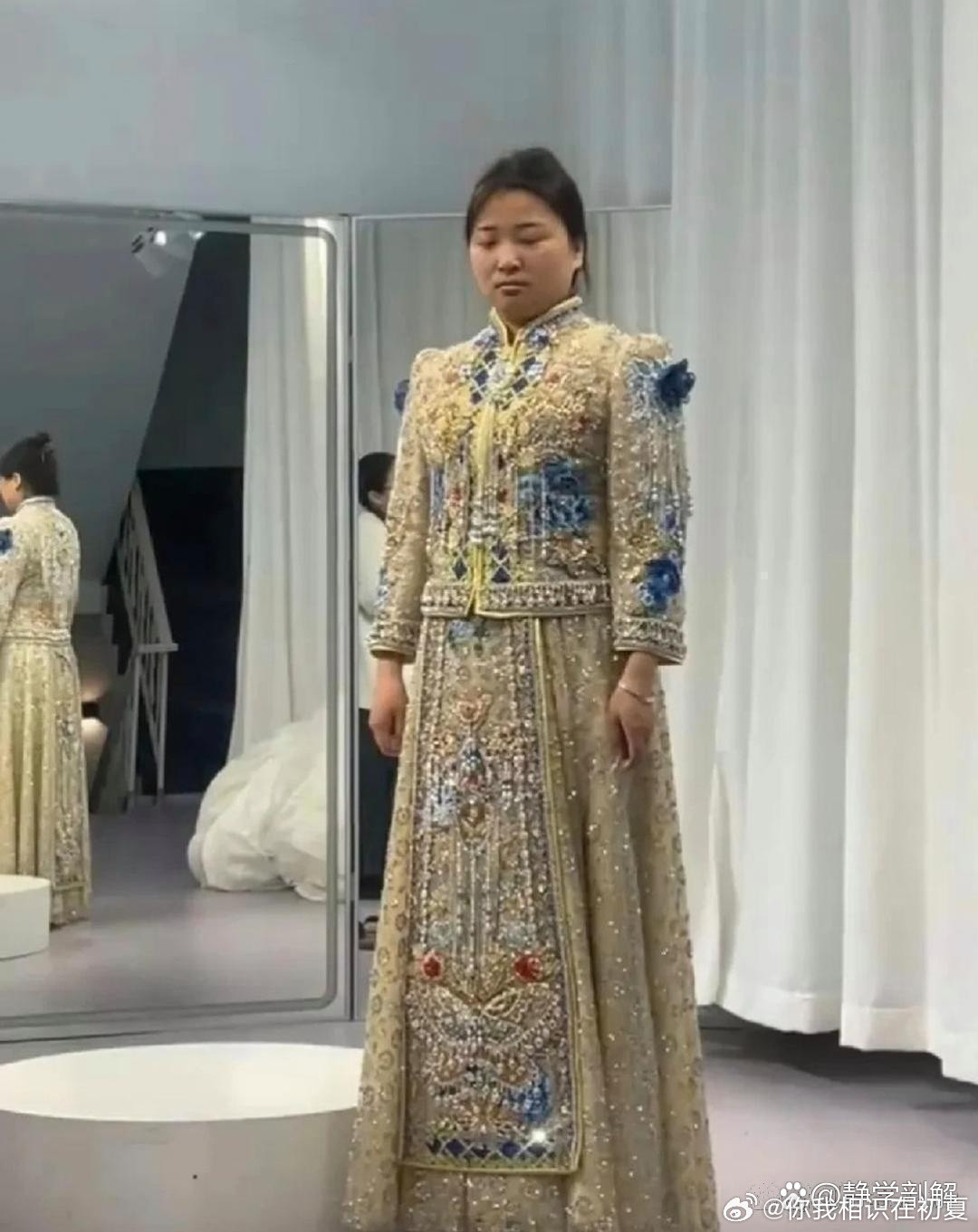试完婚纱，她为什么笑不出来​​​
