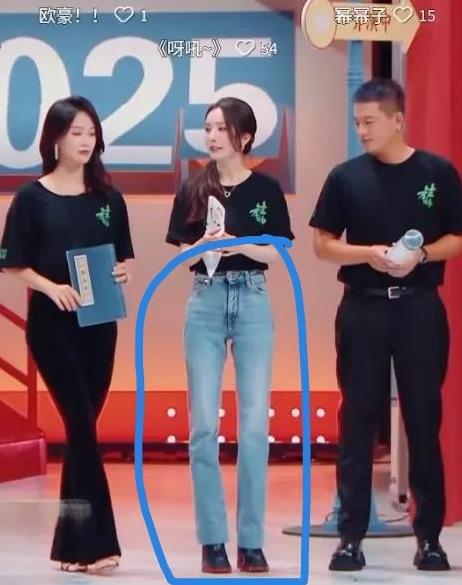 杨幂全身都是腿，又细又长，她的“下半身”甚至比欧豪的还要长，令旁边的欧豪看得都