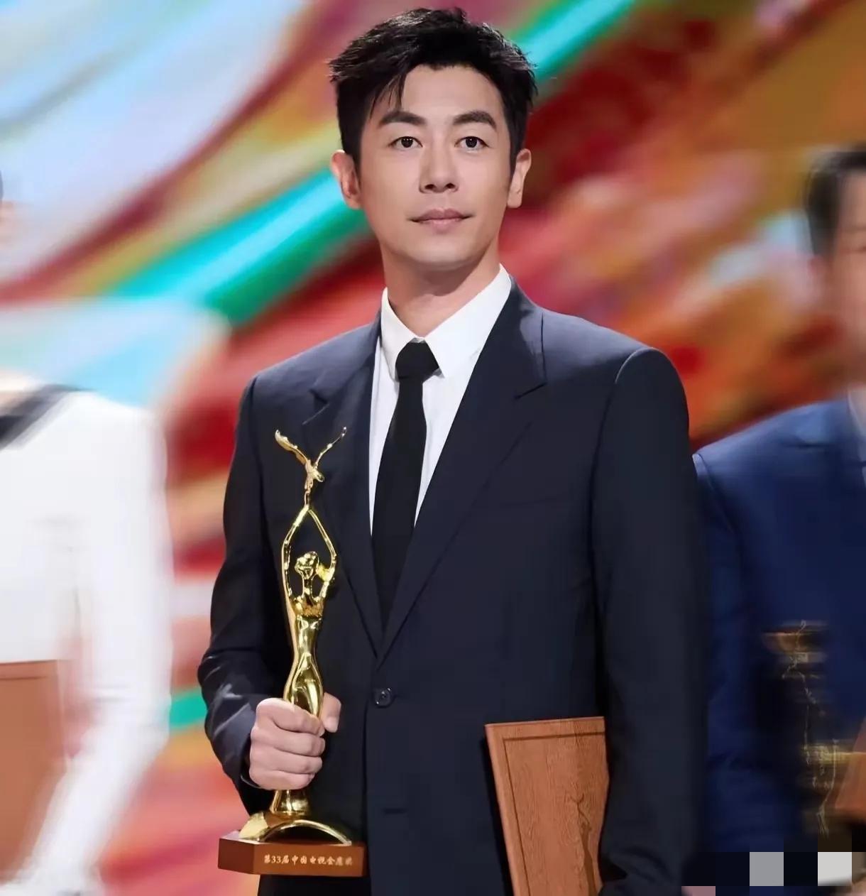 内娱终于出了一个可怕的男演员，就是朱亚文。不是说他的长相，而是说他的气质。