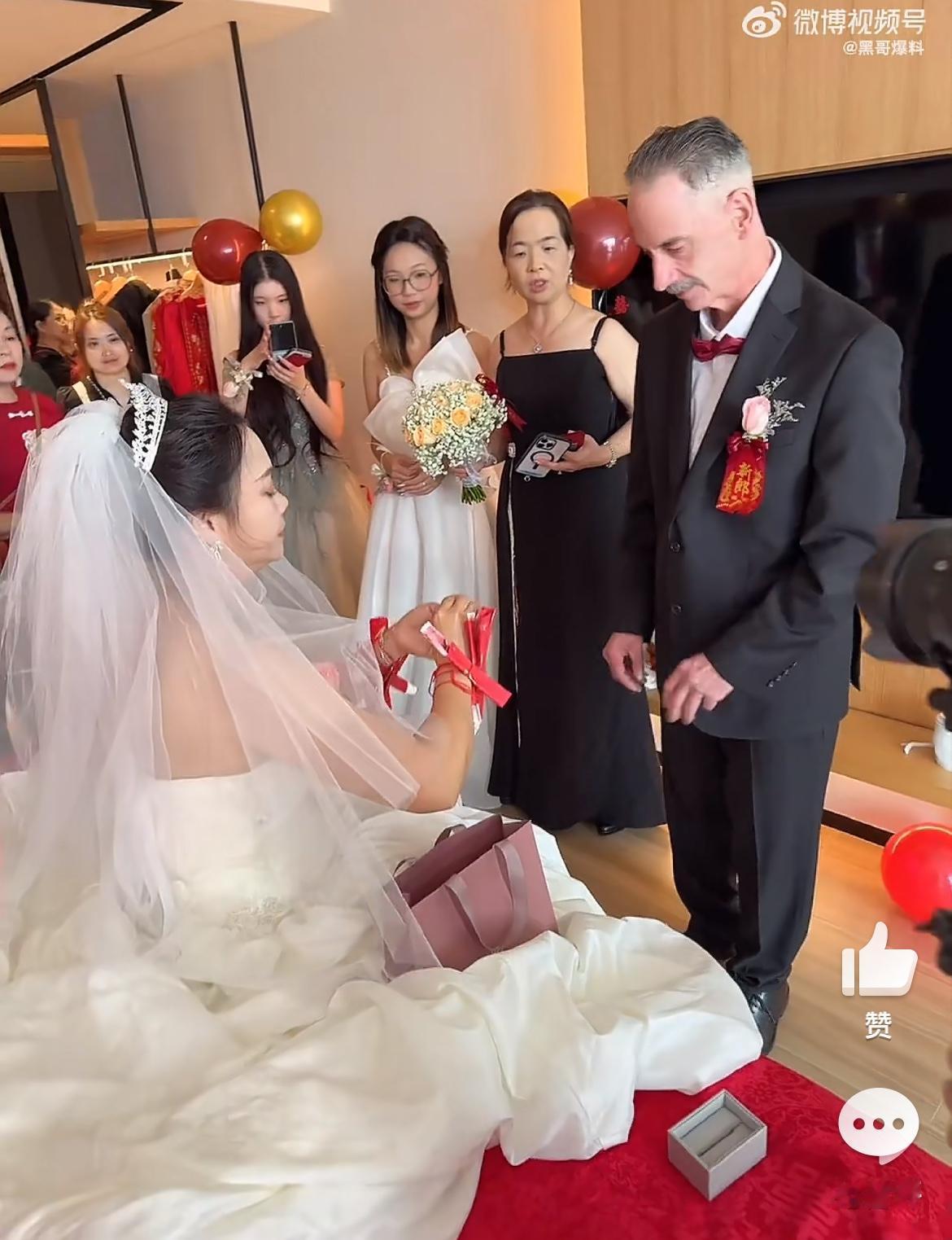 中年小仙女找到接盘侠了，一个白胡子老外，把她当成女王一样宠爱。看得出老外挺受用的