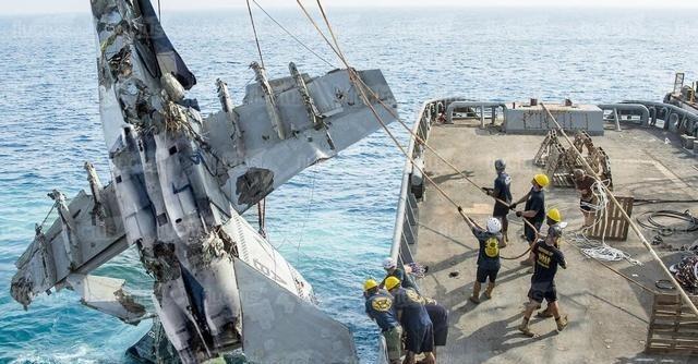 中国愿意帮助美军打捞战机等人道援助，中方伸出的援手，美国能接住吗！美军在南海