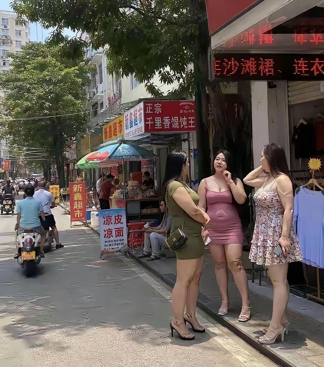 老年人发福的，真的不建议穿这种吊带裙，太尴尬了。