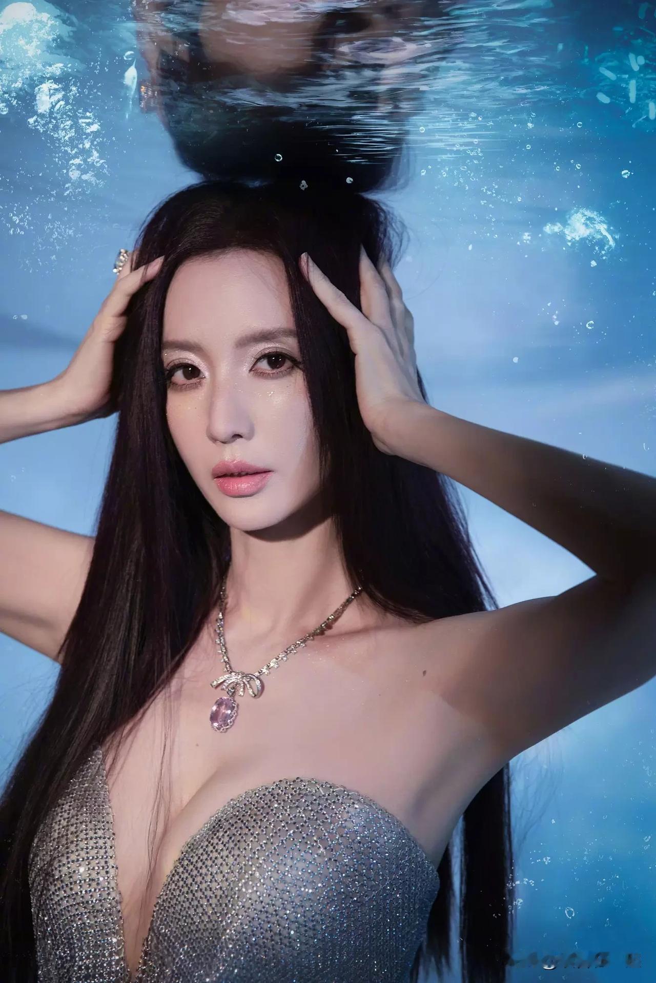 张萌穿碎钻抹胸裙那造型，直接化身美人鱼。她这胸腰比逆天到不行，身材凹凸有致，性感