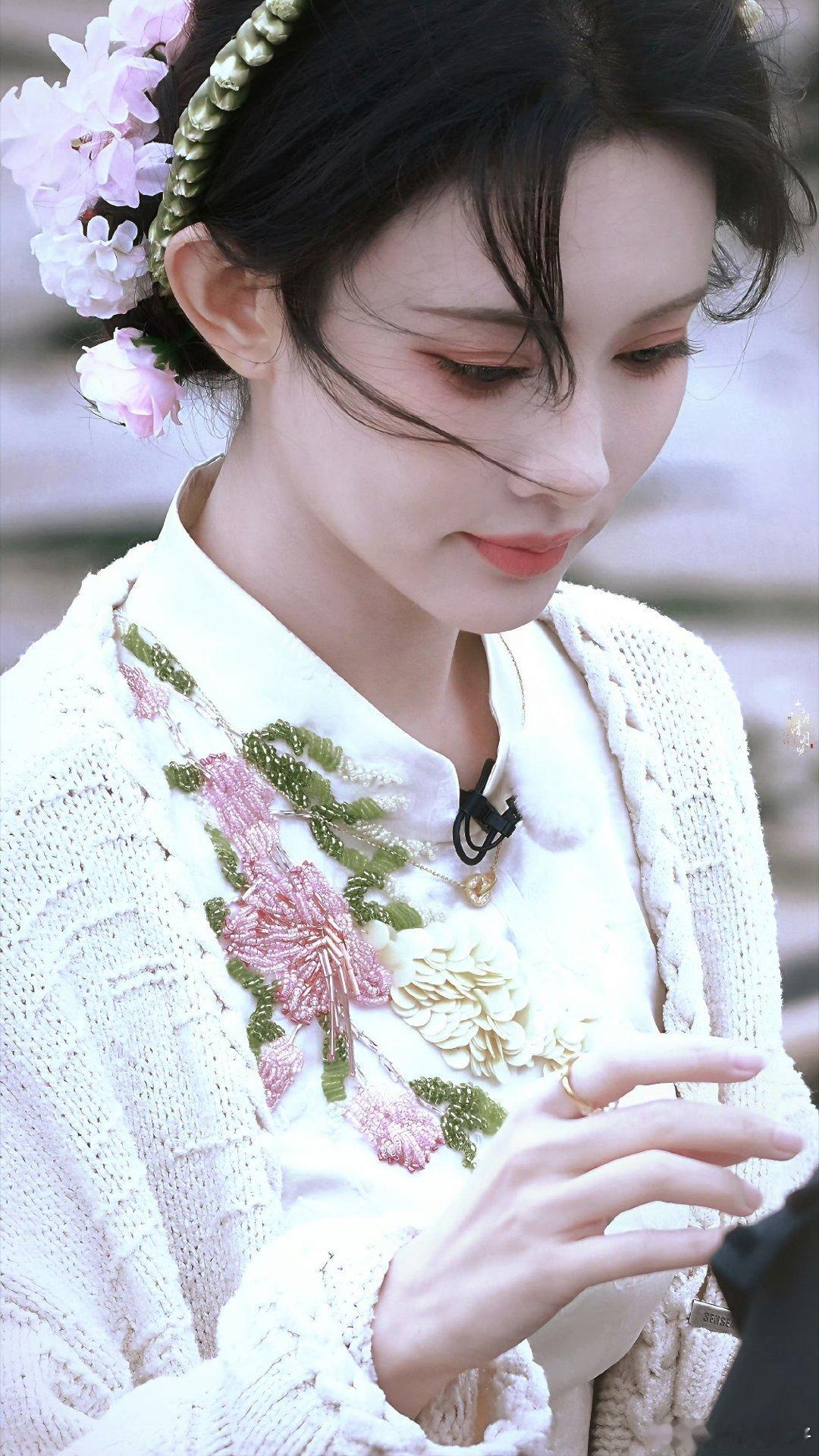 簪花的孟子义孟姐你好美！这脸和身材都是顶级的！