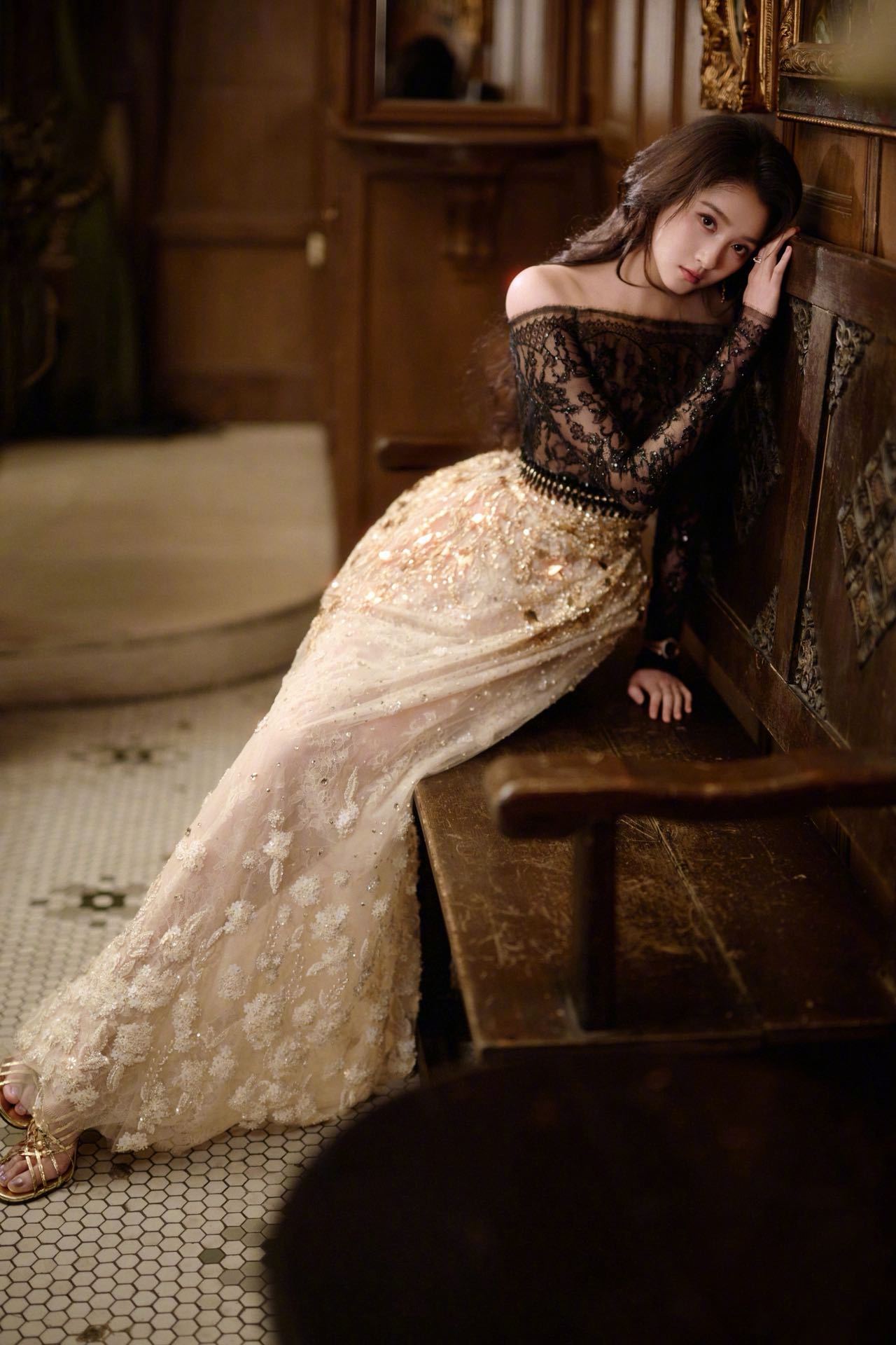 关晓彤50套高定关晓彤解锁第50套高定，新年新高定，完美驾驭黑金蕾丝长裙。