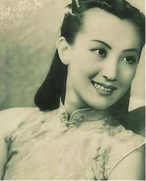 1907年，吴佩孚答应母亲提的要求，把干妹妹张佩兰纳为妾室。结婚后，两位夫人为了