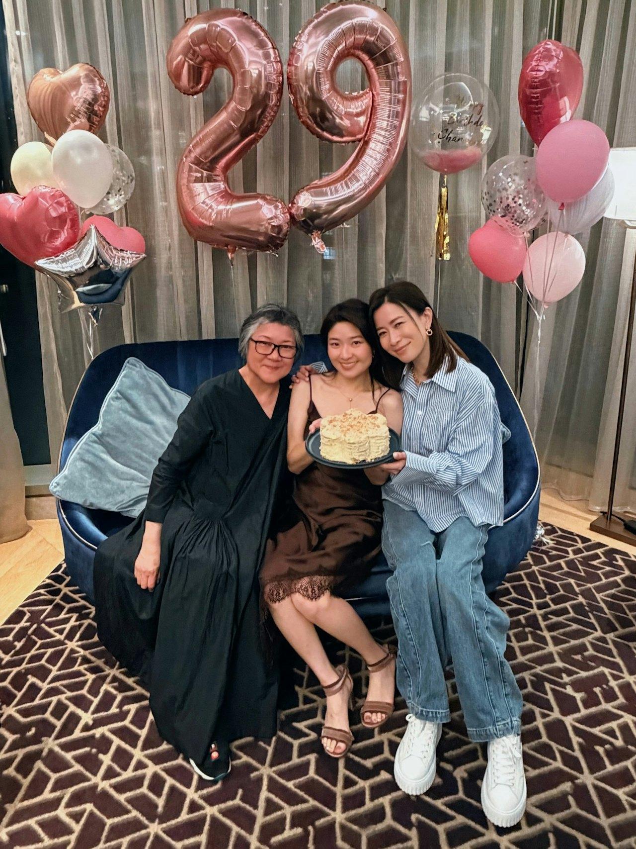 许绍雄的女儿许恵菁迎来29岁生日，佘诗曼专程为她庆祝生日。虽然许绍雄已经离世半
