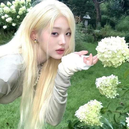 张元英以为蝴蝶结开了张元英以为蝴蝶结开了的名场面也太戳人了！舞台上灵动闪耀的她，