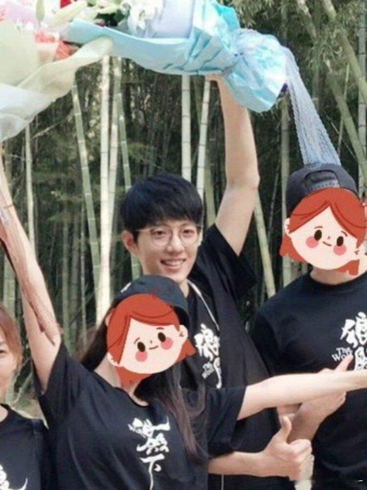 卧槽狼殿下时期的肖战好嫩啊啊啊还戴了眼镜