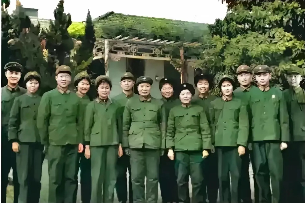 俗话说一人参军，全家光荣，但如果全家都是军人的话，那又会是怎样的场景呢？以下这张