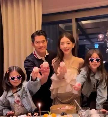 61岁郭富城带小娇妻逛宜家，亲手比划挑家具太实在，方媛融不进贵妇圈反而更幸福？