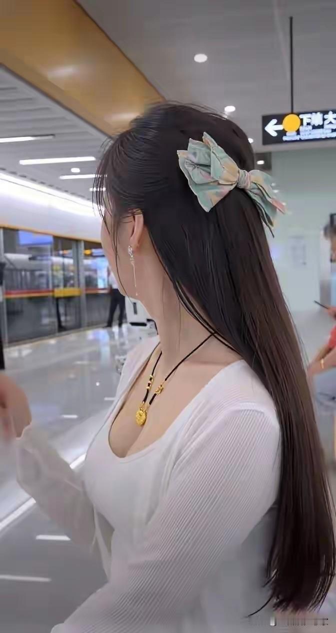 看到网友分享一个男人，为了见一个女人，连夜狂奔一千多公里。还是大晚上!