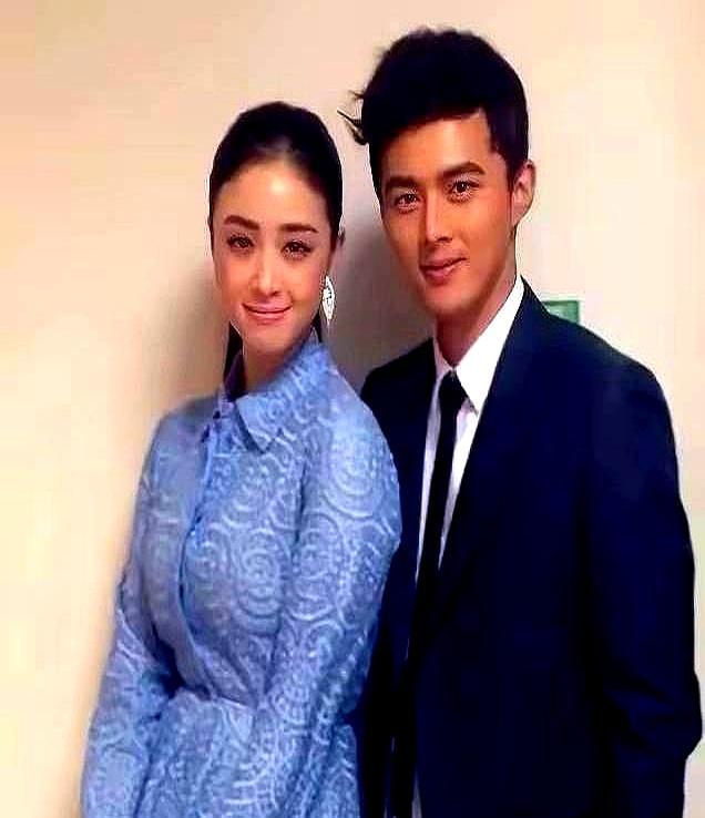 她斩钉截铁说“全世界男人都会骗我，他绝不会”。一年后，两人散了。2015年