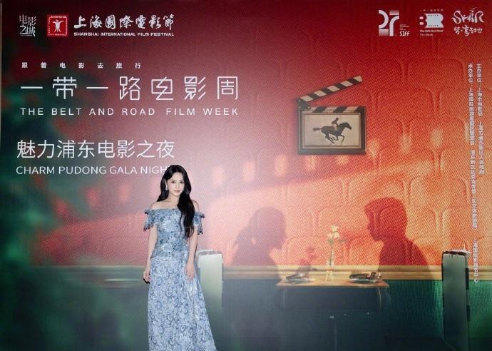 近日钟欣潼在上海出席颁奖典礼，她这回搭配的很漂亮，像个迷人的少女。钟欣潼这次搭