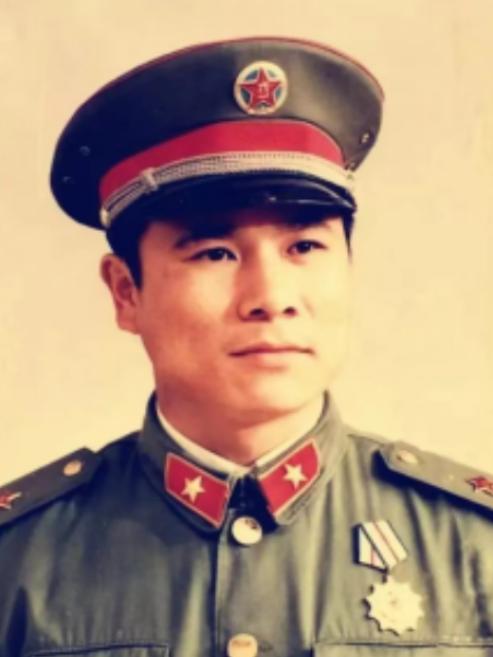 1979年，黄招强在掩护伤员撤退的时候，意外发现部队中竟然多了几张陌生的面孔，于