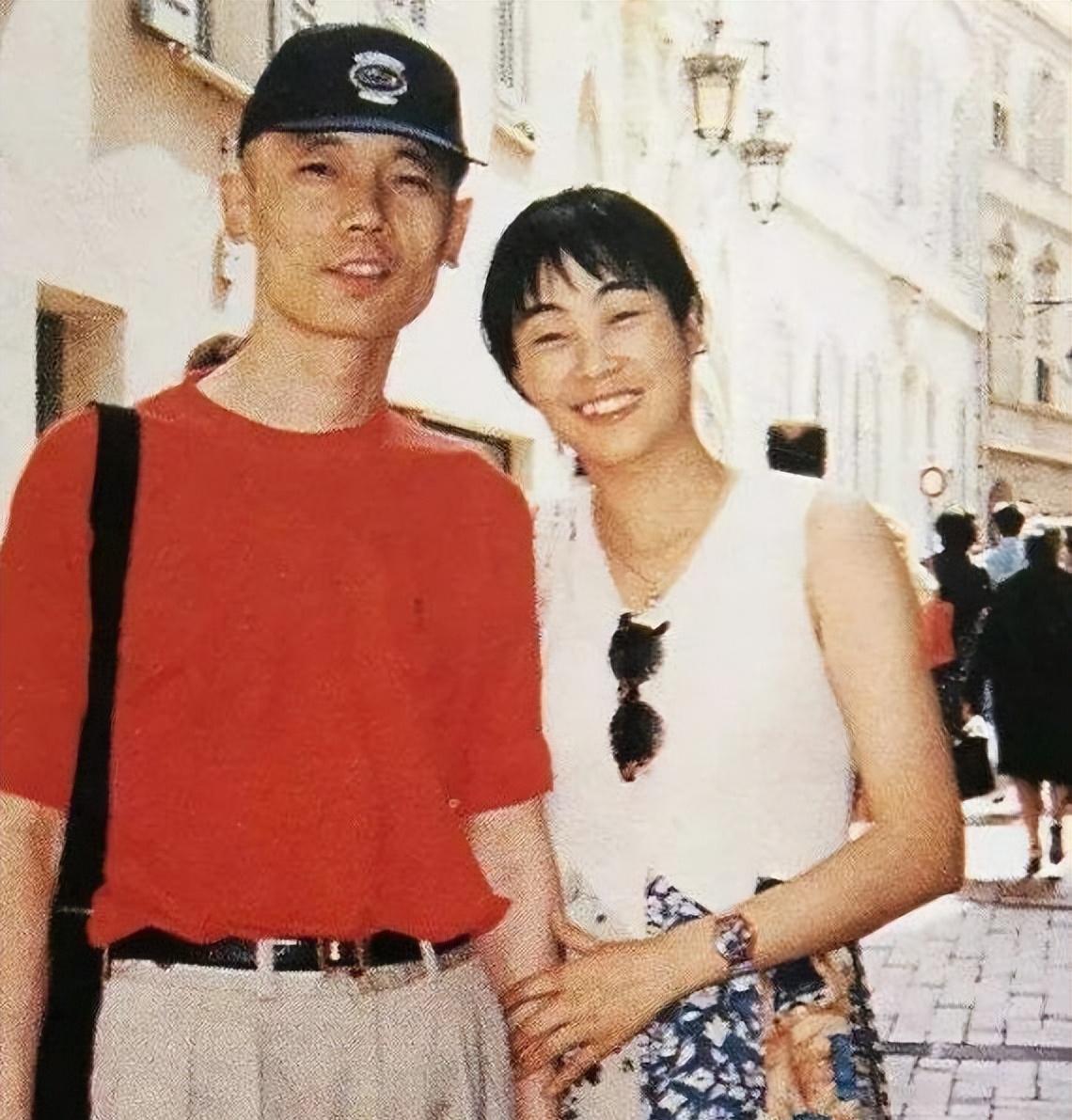 有一次，葛优拍戏拿到片酬上交，妻子贺聪二话不说就在北京买了4套房，葛优连连摇头：