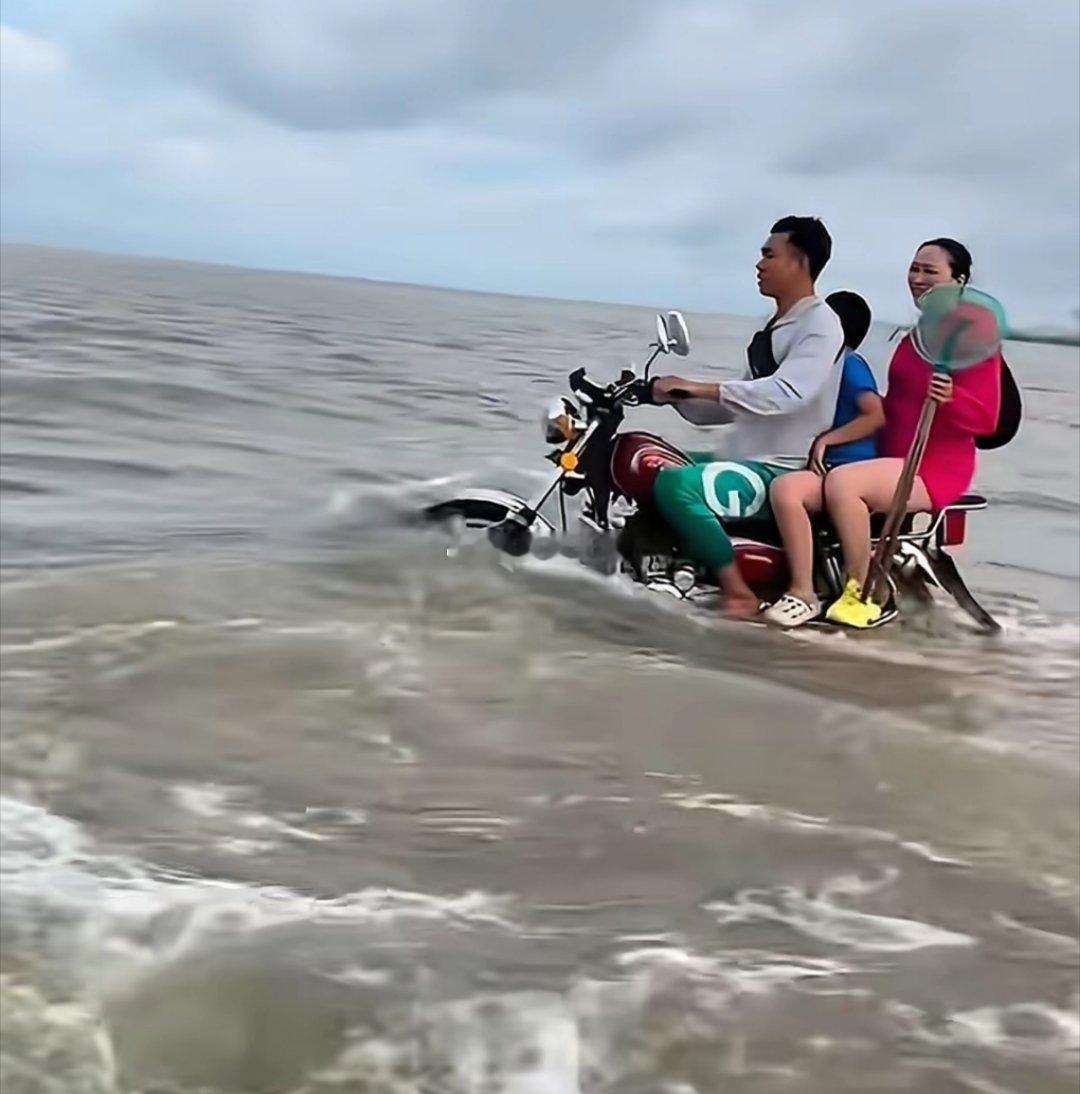 去北海旅游，看到一群人在海水里骑摩托车，这就是广西人的松弛感吗？