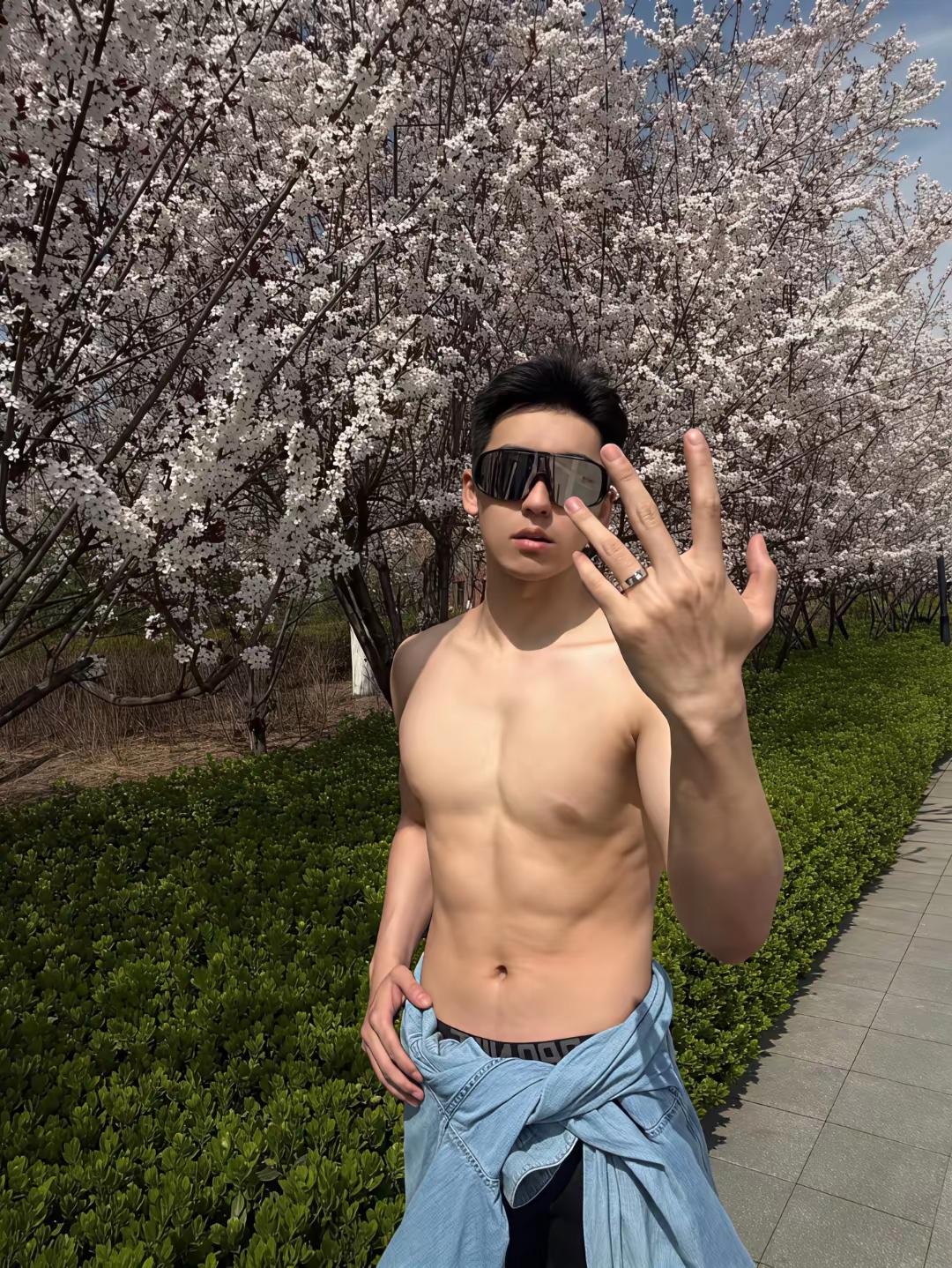 春天真的很适合遇见“好身材”。傍晚的风不冷不热，广场边的健身区开始热闹起来。有人