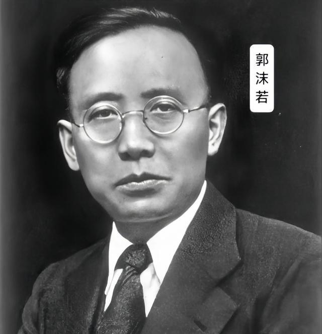 1912年，20岁郭沫若迎娶22岁发妻张琼华。新婚之夜，郭沫若见妻子太丑，拒绝同