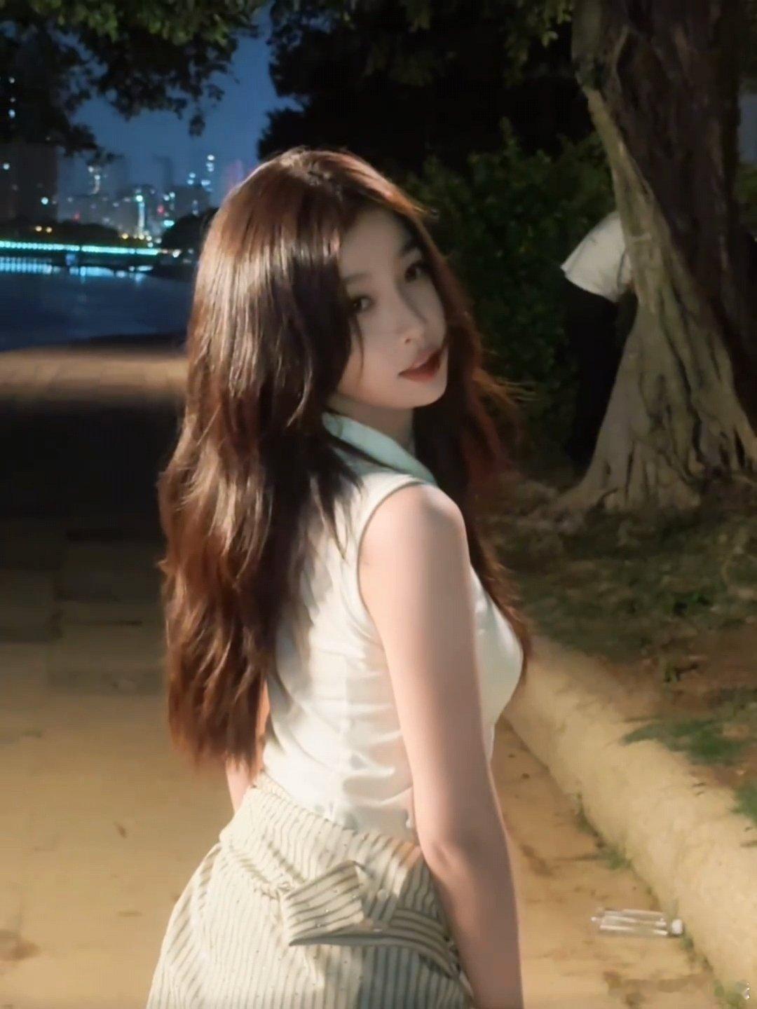 虞书欣夏夜晚风的晚星虞书欣在夏夜晚风里连吹起的发丝都是美的