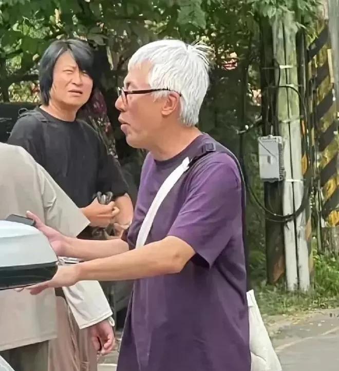 近日，著名歌星张宇和游鸿明被拍到一起现身街头，张宇满头银发，脸型消瘦，五官衰老变