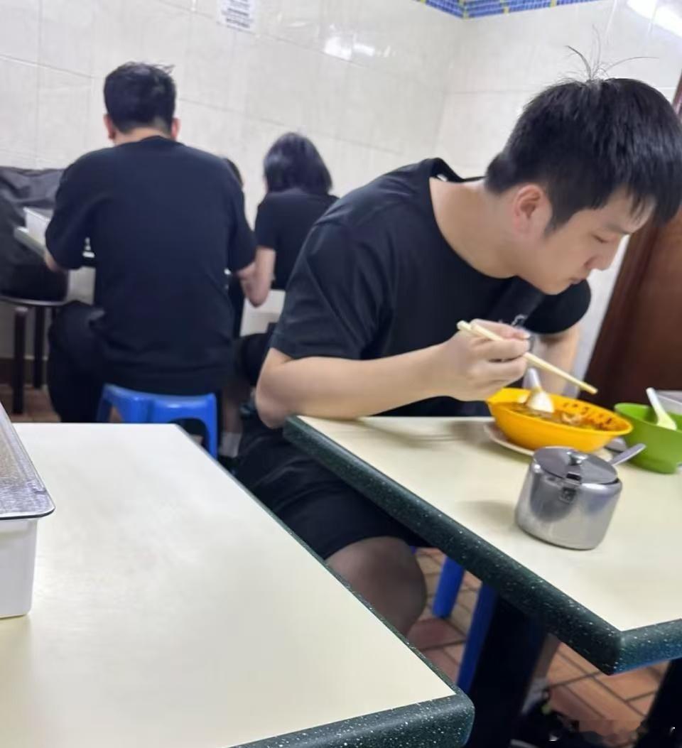 #樊振东蒋敦豪饭量#樊振东和蒋敦豪在少吃和不吃之间选择了不少吃这已经不是来#一饭封神#当试吃官了，这