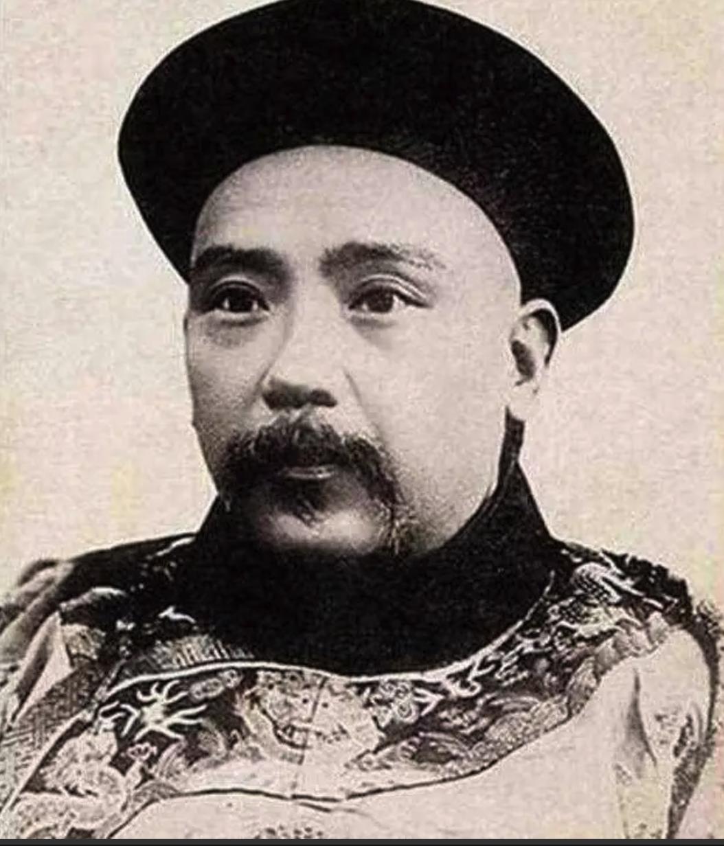 袁世凯的母亲是小妾，死后连袁家祖坟都进不去。他气冲冲对哥哥喊：“我可是朝廷的封疆