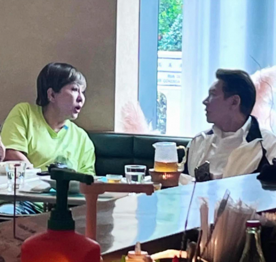 向华强夫妇澳门甜蜜现身，向太短发形象一言难尽