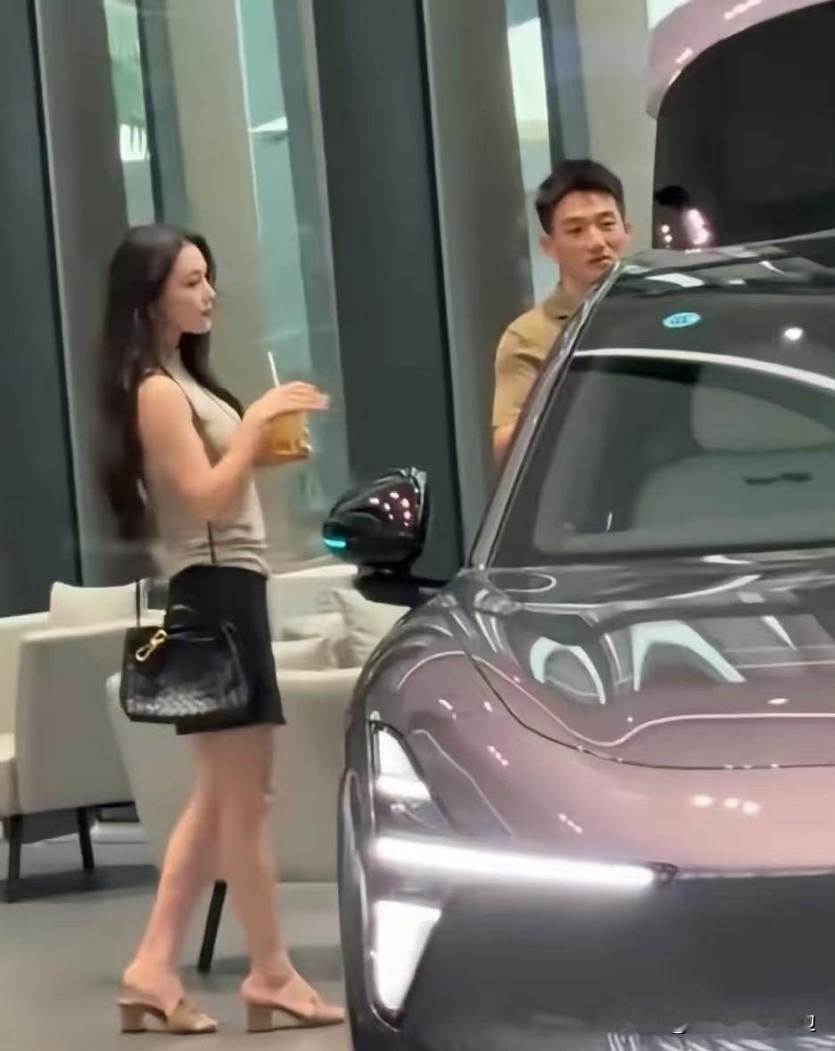 何捷这回幸福了。和老婆张馨予来广州看新车，虽然车看起来普通，但张馨予就这样往他
