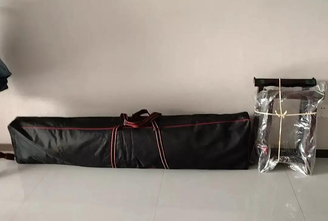 闲鱼刷到一把300块的旧古筝，卖家备注“孩子不学了，占地方”点进主页，照片里琴盒