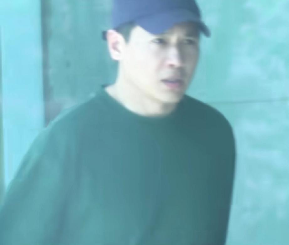 高云翔带小酒窝看话剧，还稍微捯饬了一下，帅回当年的“义渠君”。高云翔虽再婚又