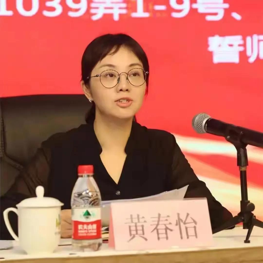 黄春怡真的太可惜了。从湖北老家到上海为官，一个容貌俊俏的大学生，好不容易考公端上