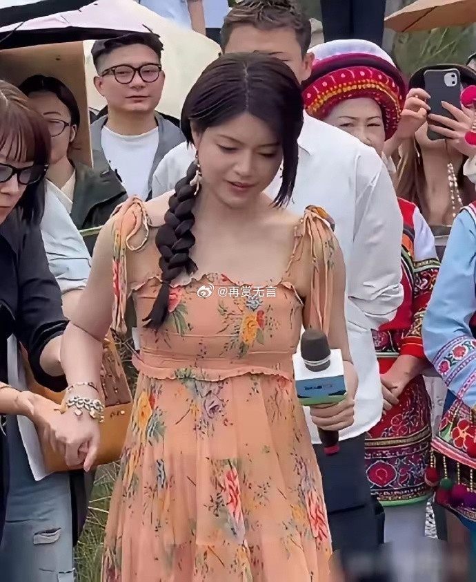 陈妍希宛若少女的颜值，替陈晓的离开感到不值。