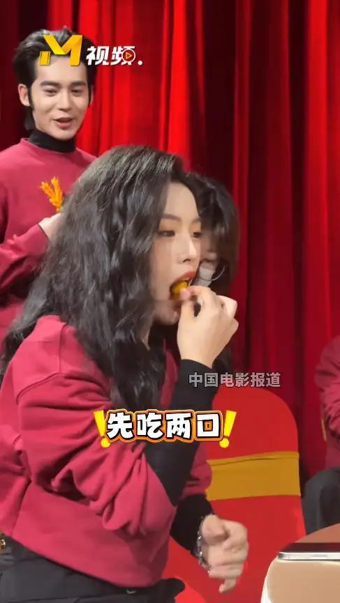 陈丽君回老家，穿大棉袄双手插兜松弛，素颜气质清冷有辨识度真没想到，上过春晚、拿过