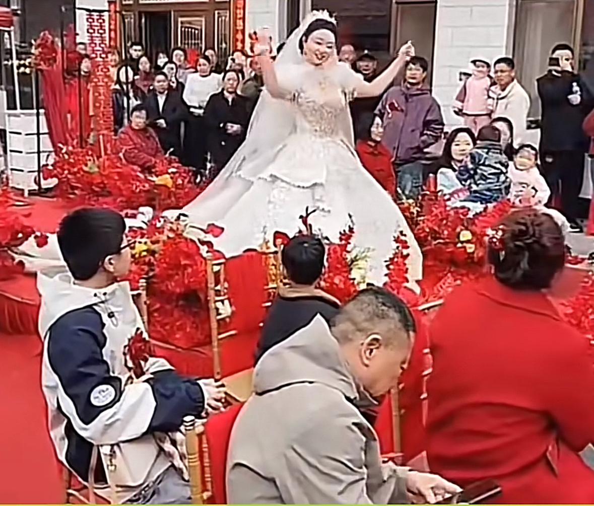 新娘在台上又唱又跳，觉得很浪漫，娘家觉得她很爱表现，婆家人觉得她很不正经。亲戚朋