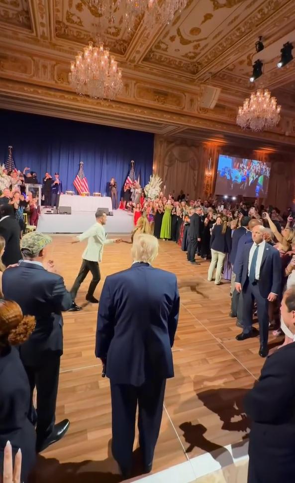 不羡鸳鸯不羡仙，只羡阿川每一天！上周末，阿川在海湖庄园鼓励一对舞者在《Y.M