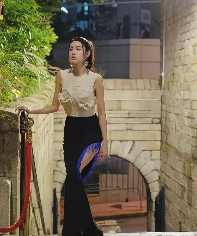 她目前香港TVB顶级美女，很多电视剧都找她当女主角，TVB要全力捧红她​​​