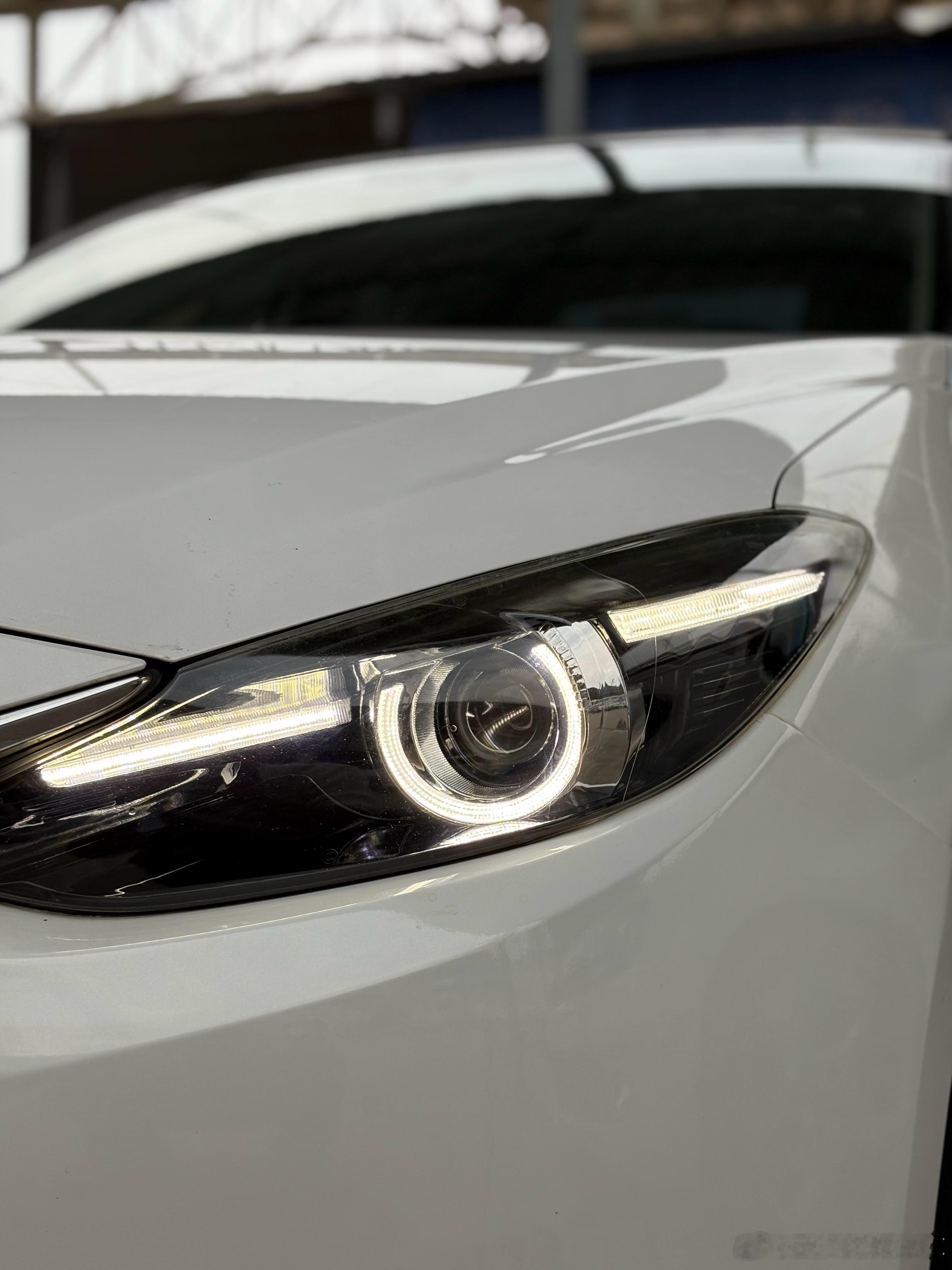 这台昂克赛拉升级的大灯真漂亮[扁嘴]15年马自达3昂克赛拉1.5L手动一手到