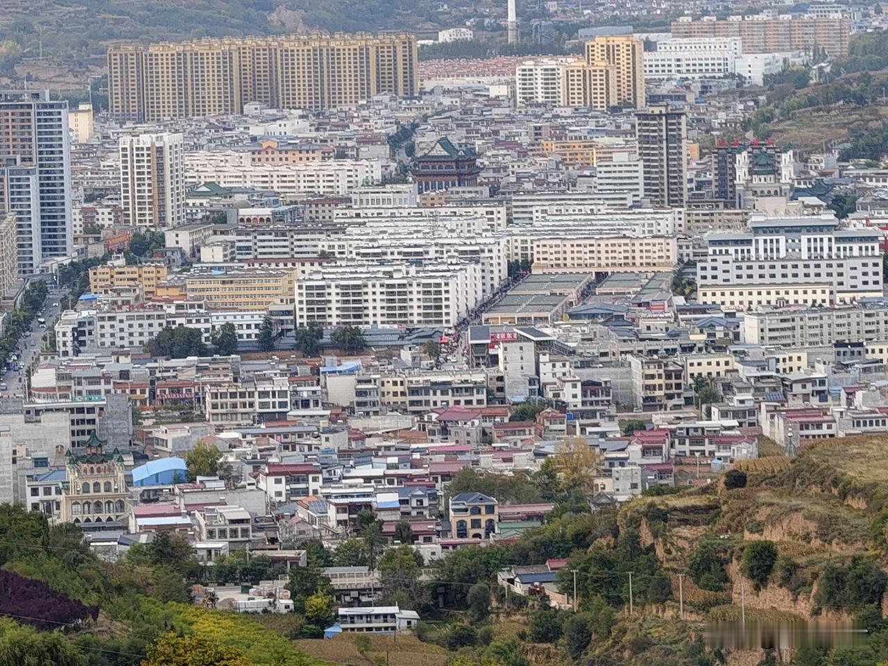甘肃的县城差不多都是两山夹一川的布局，兰州是这样，天水的布局也是这样。进入甘肃境